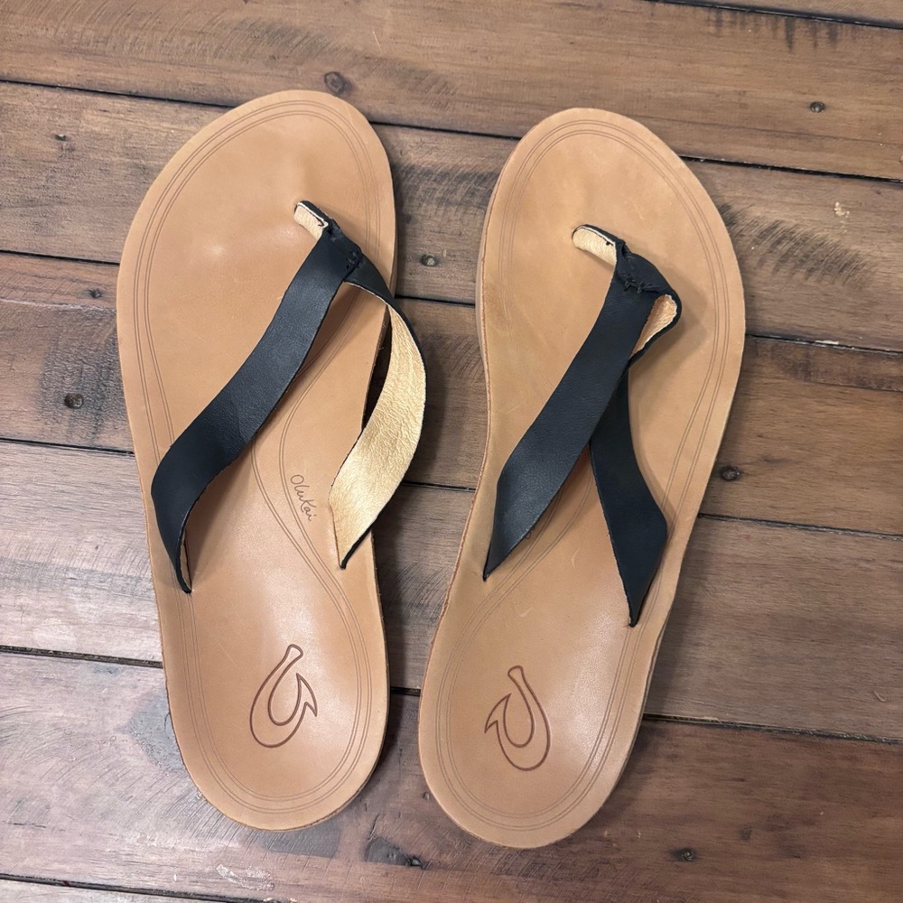 OluKai Nonohe Black and Tan Women's Sandals size 9